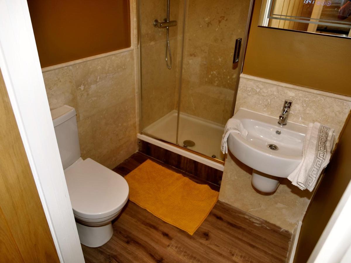 Ultra Deluxe Versace Apartment Near Sheffield Full Sky Tv Rotherham Exteriör bild