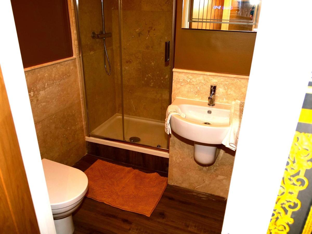 Ultra Deluxe Versace Apartment Near Sheffield Full Sky Tv Rotherham Exteriör bild